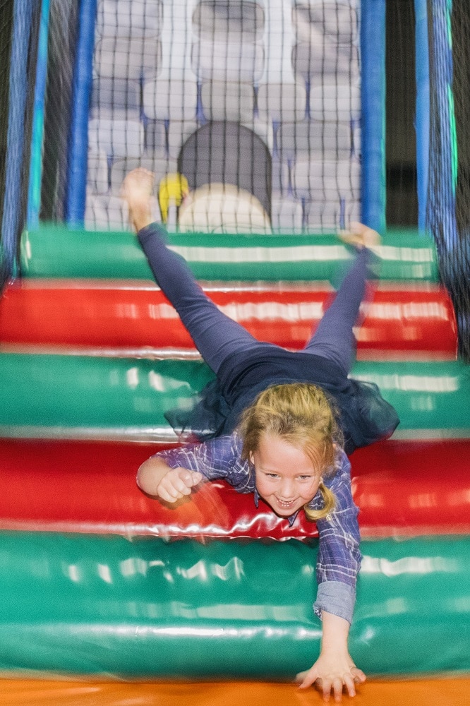 Kind glijdt van een helling in het klimkasteel van Jimmy's Speelparadijs
