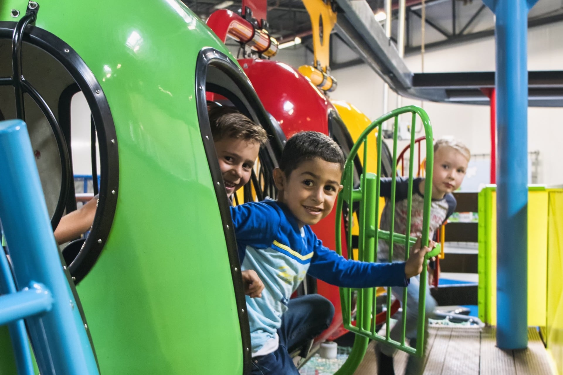 Kinderen lachen tijdens uitstappen na rit in de monorail door het speelparadijs
