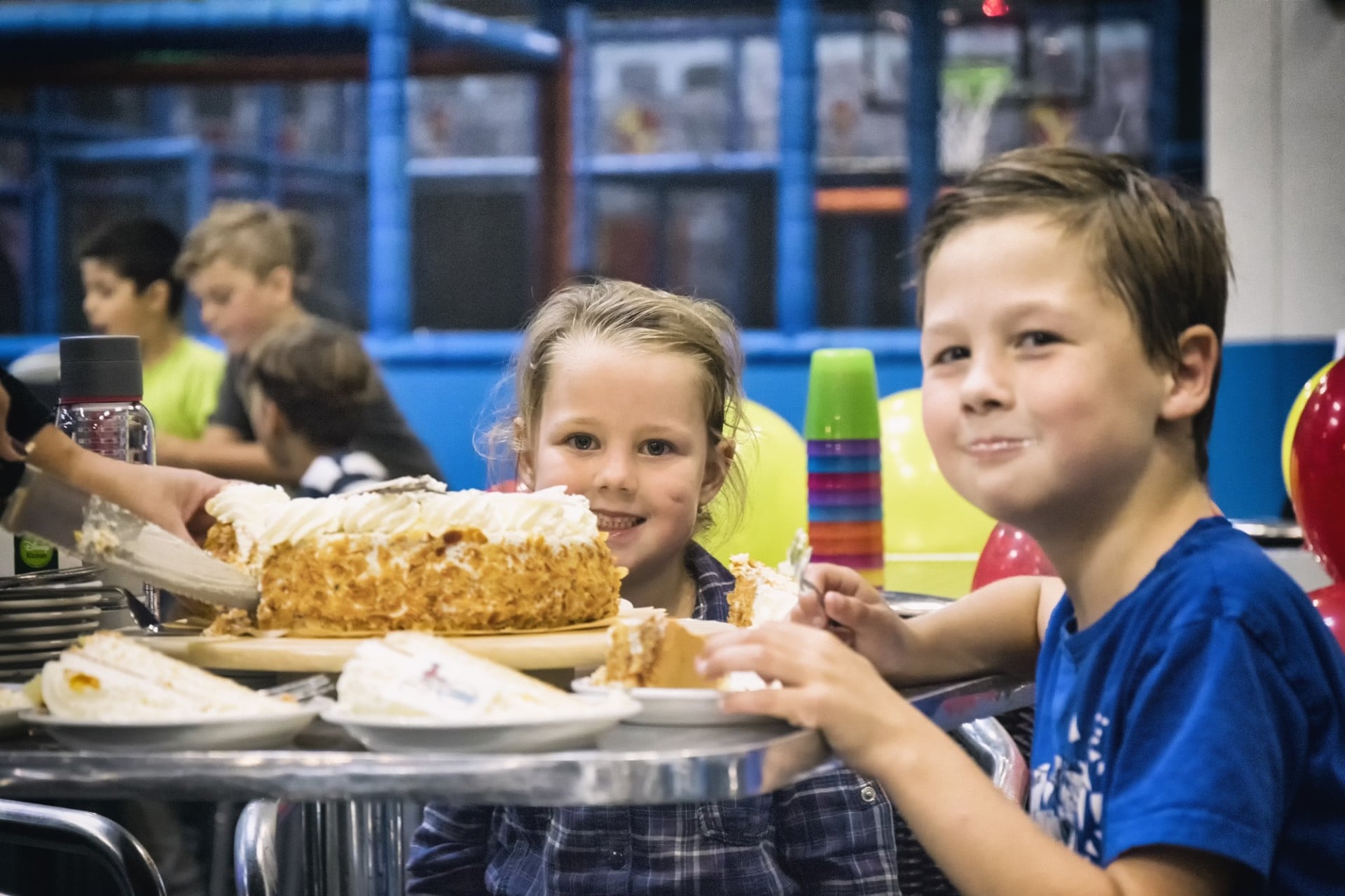 kinderen eten taart en lachen tijdens een kinderfeestje