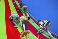 Kinderen klimmen op de klautertoren in het speelparadijs in Amsterdam