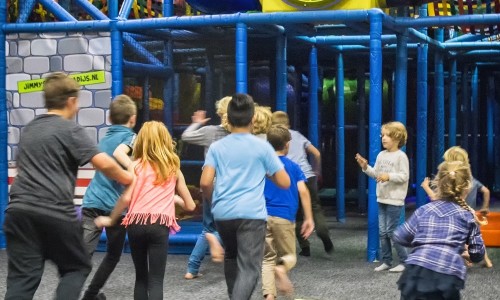 Rennende kinderen in het Klimkasteel van Jimmy's Speelparadijs