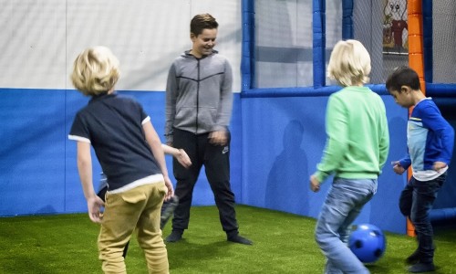 Kinderen voetballen in de pannakooi van Jimmy's Speelparadijs