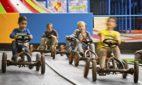 Jongens rijden op de snelle skelterbaan bij Jimmy's Speelparadijs